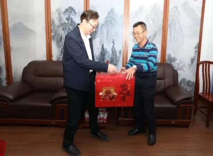 陈波一行到华体会官方网页版开展新春走访慰问.jpg