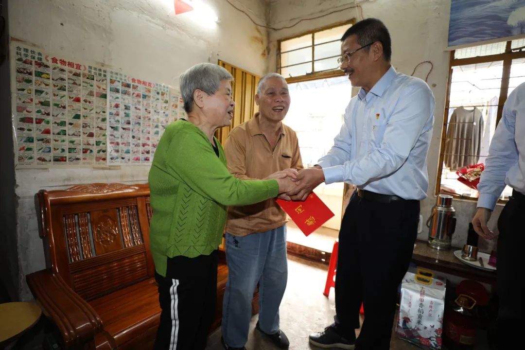 华体会官方网页版开展新春慰问“送温暖”活动2.jpg