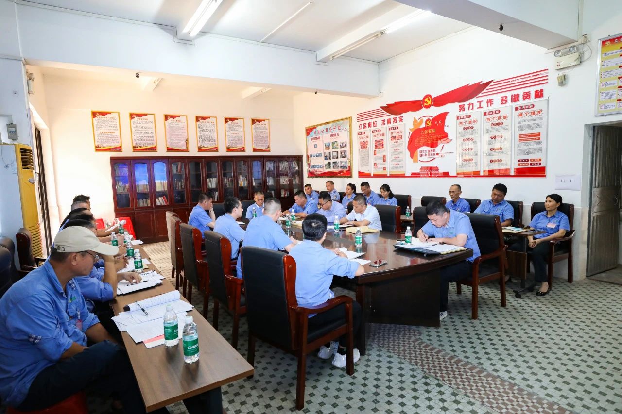 华体会官方网页版召开第四届职工代表大会第一次会议63.jpg