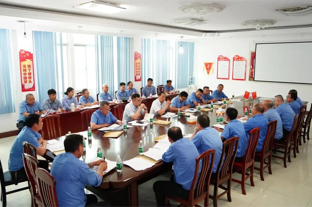 华体会官方网页版召开第四届职工代表大会第一次会议64.jpg