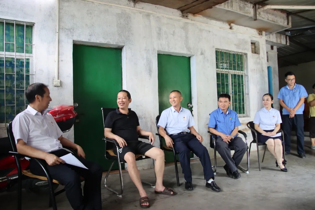 华体会官方网页版党委开展“七一”走访慰问活动1.jpg