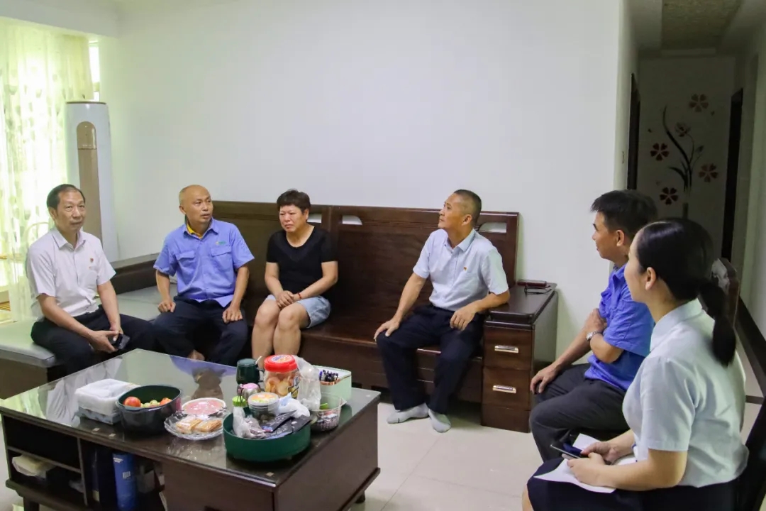 华体会官方网页版党委开展“七一”走访慰问活动2.jpg