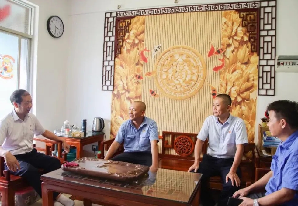 华体会官方网页版党委开展“七一”走访慰问活动3.jpg