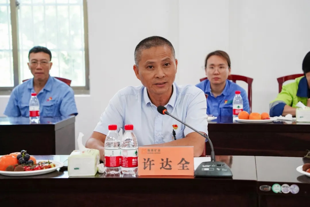 华体会官方网页版召开“七一”座谈会3.jpg