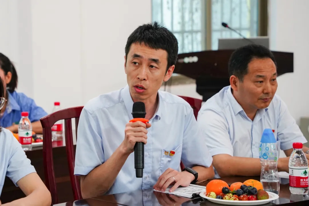 华体会官方网页版召开“七一”座谈会4.jpg